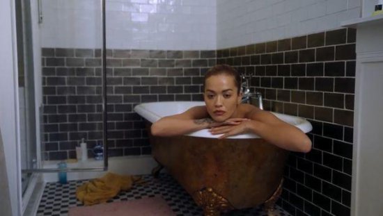 32岁英国女歌手赤身躺浴缸拍MV引粉丝怒赞，穿透视长裙亮相也...