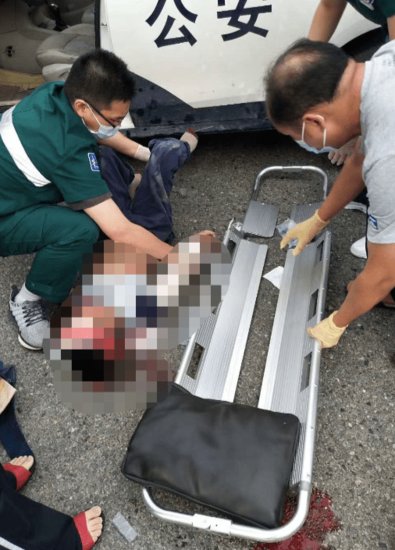 <em>湖北</em>宜昌民警驾警车执行<em>公务</em>时撞伤1学生，伤者在ICU治疗