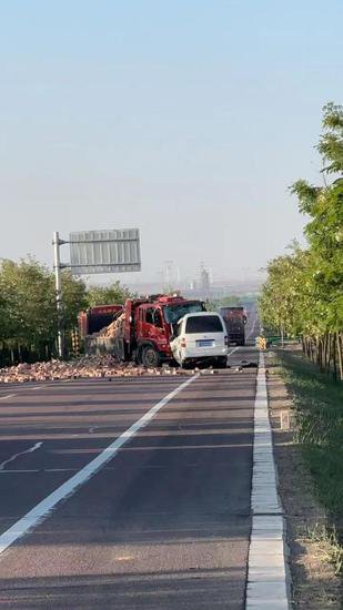 宁夏青铜峡市发生一起交通事故致9人死亡