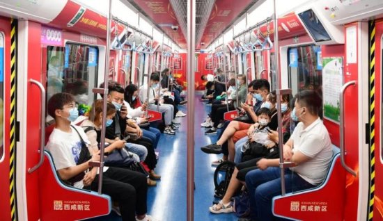 西咸新区地铁车厢“变身”移动党史学习教育“加油站”
