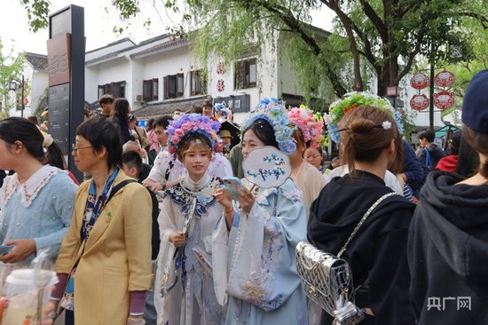 鲜花与<em>墨镜</em> 在苏州感受“正青春”的传统文化之美