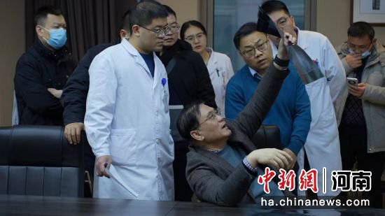 3月25日，著名脊柱畸形矫形专家邱勇来郑州会诊