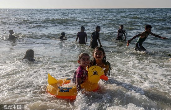 加沙地带面临高温 民众<em>海中游泳</em>解暑