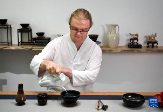英国小哥“点茶”技艺传播中国茶文化[组图]