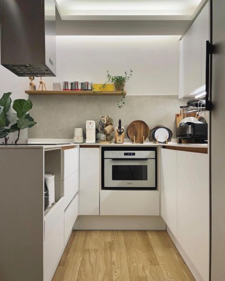 这个厨房好棒，纯白色的设计，U<em>字型</em>的布局，动线合理，储物空间...