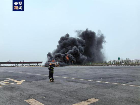 <em>天津</em>滨海新区两辆罐车发生交通事故后起火 1人受伤送医