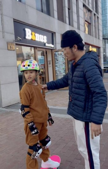 李小璐带女儿<em>滑雪</em>，为她请私人教练，9岁甜馨身高已超妈妈<em>肩膀</em>