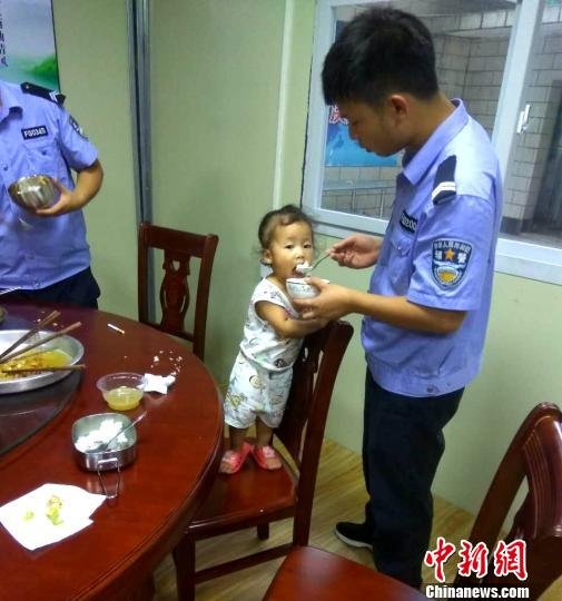 广东90后家长玩手机入迷 导致2岁孩子险走失