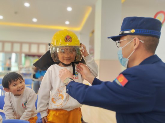 全民国家安全教育日，萌娃当起“小小消防员”