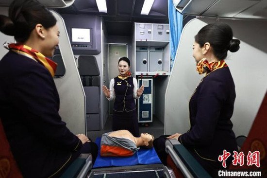 福<em>暖</em>中国丨从护士到空乘 女乘务长潘虹霖十年守护旅客回家路