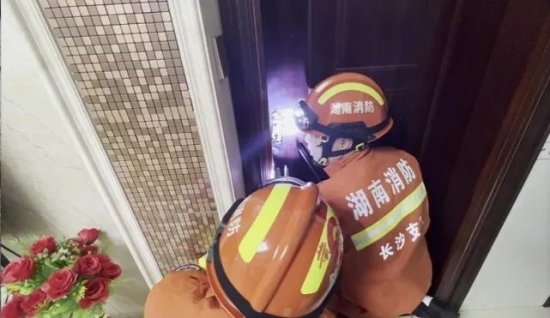 宁乡2岁女童被锁家中，<em>开锁公司</em>没上班，家长紧急求助消防