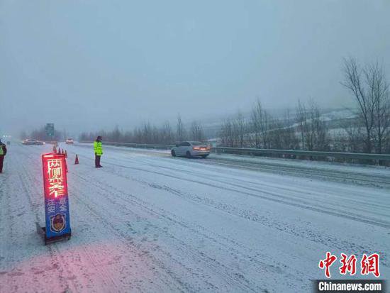 <em>山西省内</em>高速公路受降雪影响基本封闭