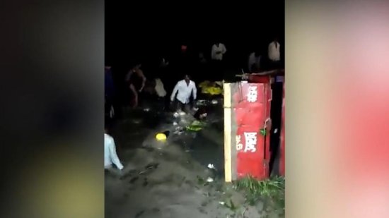 <em>印度一辆</em>载有近50人的拖拉机<em>坠入</em>池塘，已致至少22人遇难