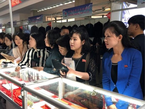 吃泡菜，<em>穿工装</em>，为何朝鲜女性偏爱丝袜、高跟鞋？