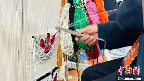 青海加牙藏毯<em>传承人</em>在国赛展示传统藏毯制作技艺