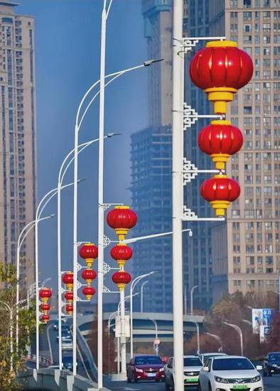 有人质疑，武汉全城挂灯笼，费钱又费力，这是城市形象的体现