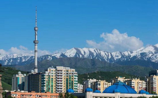 云游中亚五国：哈萨克斯坦在市中心就能<em>看到雪山</em>