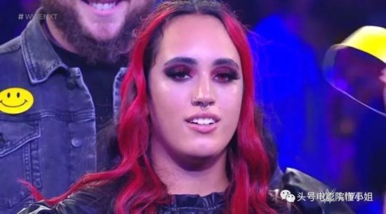 红发鼻环！巨石强森21岁女儿首次亮相WWE！成家族第四代摔跤手
