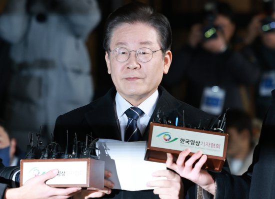 涉嫌贪腐渎职，韩检方史上首次提捕最大在野党党首