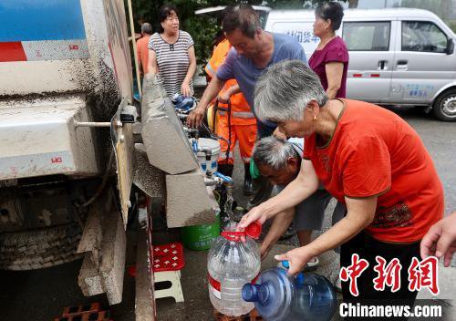 供水车开进北京“孤岛”村庄 解用水“燃眉之急”