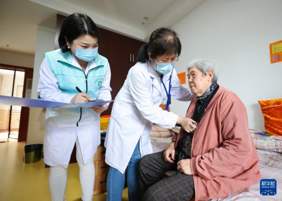 南京：慈善义诊关爱老人健康