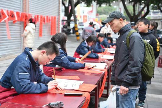 重庆市南华中学开展“写春联 送祝福”活动