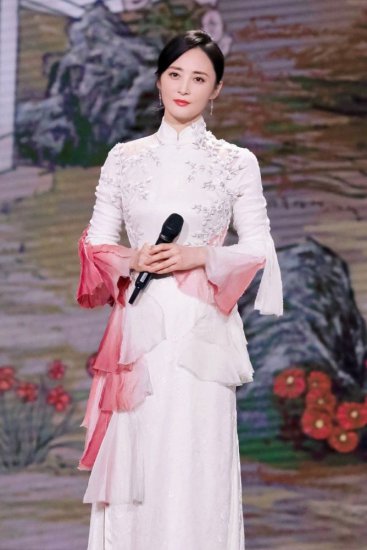 被<em>蒋勤勤</em>美到了，在中秋节目里登台献唱，47岁穿旗袍优雅动人