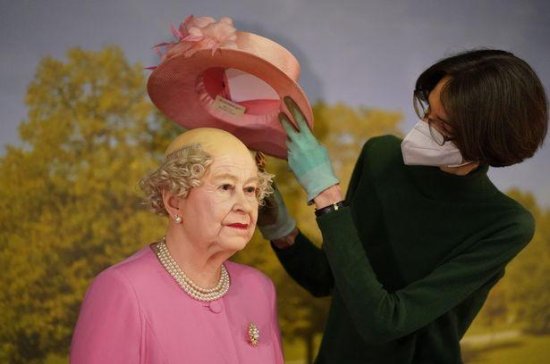 德国汉堡<em>蜡像馆</em>保养清洁展品，英国女王帽子下面竟然是秃头