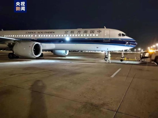 海南三亚：第三批131名滞留游客乘<em>民航飞机</em>返回上海