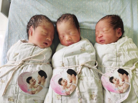 25岁女子成功诞下三胞胎 去年诞下一男婴
