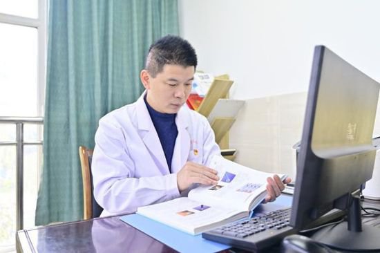 “沙坪坝名医”陈天富：“镜”艺求精 助力消化道早癌筛查