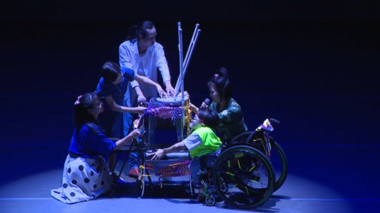 这部由残障舞蹈演员出演的先锋“共生舞”，在上海国际舞蹈中心...