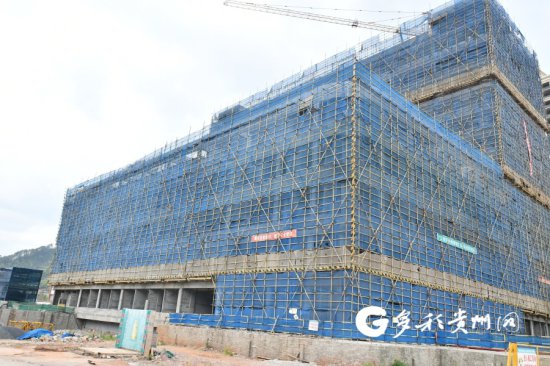 罗甸县人民医院改扩建工程主体结构已封顶 预计年底建设完成
