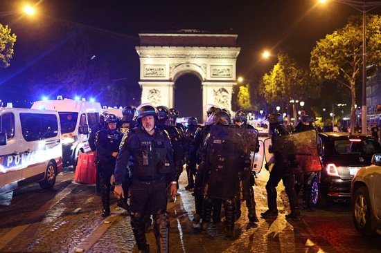 法国连续第5夜发生骚乱：719人被捕 骚乱者驾车撞入官员家中
