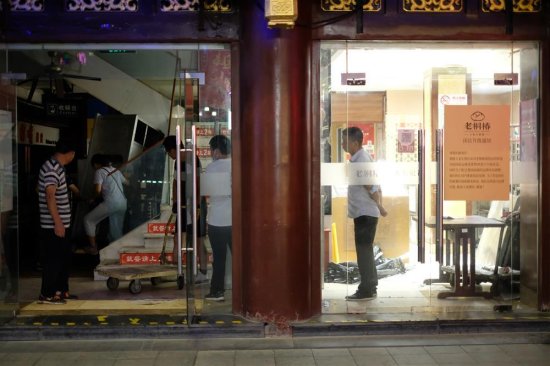 他靠着从倒闭<em>餐馆</em>咖啡馆奶茶铺回收“废品”，给三个子女在上海...