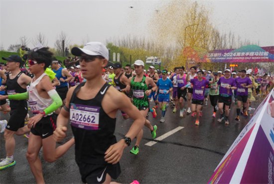 2024<em>南京</em>半程马拉松跑者奔跑在“<em>全</em>世界最美马拉松赛道”