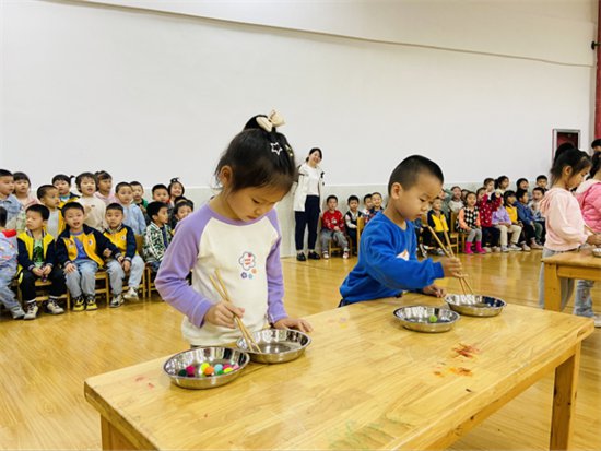 定南县第六公办示范幼儿园开展自理能力比赛