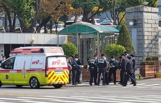 韩媒：一七旬男子在韩国防部大楼门前刺伤<em>两名</em>警察