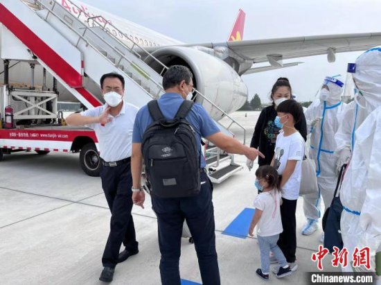 滞留三亚的首批215名旅客乘包机返回<em>天津</em>