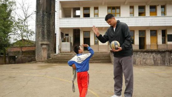 西蒙斯和欧文在中国捐建篮球场，为何中国体育明星没有捐赠习惯