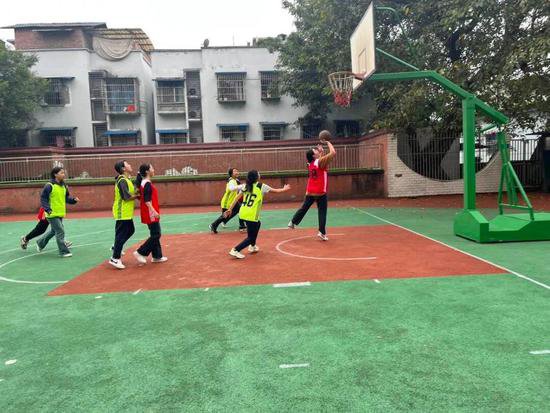 重庆科学城石板中学校：挑战<em>地心</em>引力，引爆篮球魅力