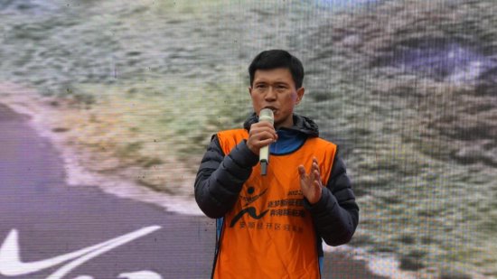 从南极跑到北极的世界第一人中国耐力跑领军人白斌领跑2023安顺...