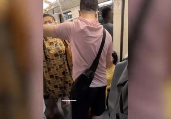 上海孕妇坐地铁时被手提袋碰到，发火大骂男子并叫嚣道：<em>有本事</em>...
