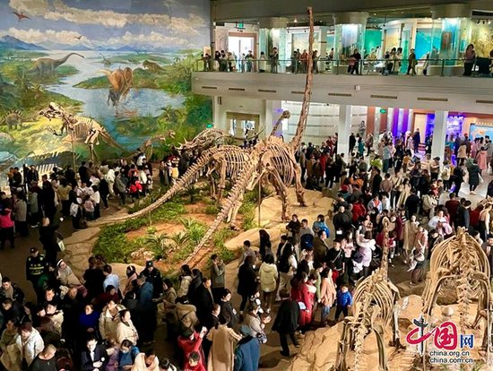 龙年春节超24万人次争相打卡自贡<em>恐龙</em>博物馆