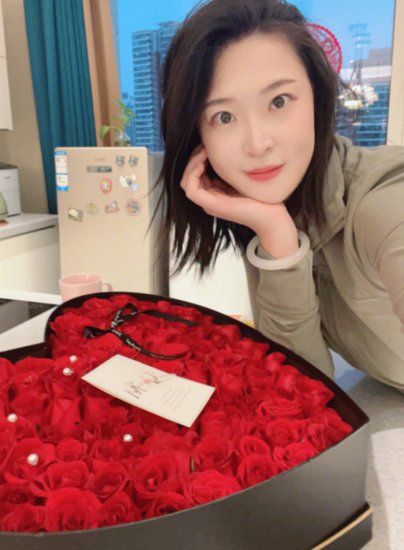 中国排球女神32岁生日，丈夫买一大束玫瑰！嫁北大博士，恩爱到...