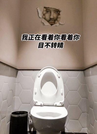 商场女厕画“偷窥男”，把“网红”玩成了“网黑”｜新京报快评
