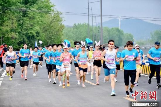 4000余名跑者竞速秦岭山水间 脚步丈量茶乡之美