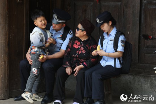云南威信：“警察爸爸”“警察妈妈”护童心