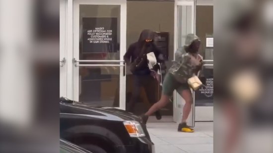 旧金山一家<em>奢侈品店</em>遭抢劫 网友拍到数名歹徒抢完包包夺门而出
