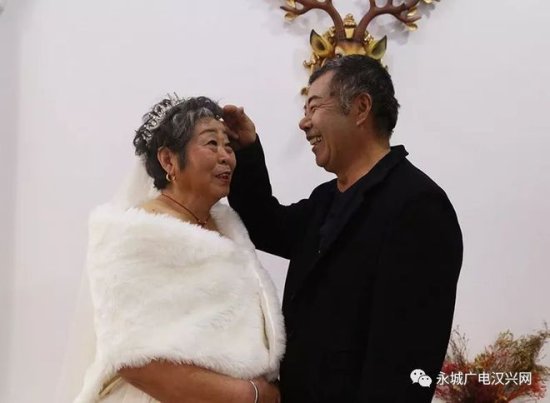 真美<em> 永城</em>这对近70岁的环卫工夫妇第一次拍婚纱照